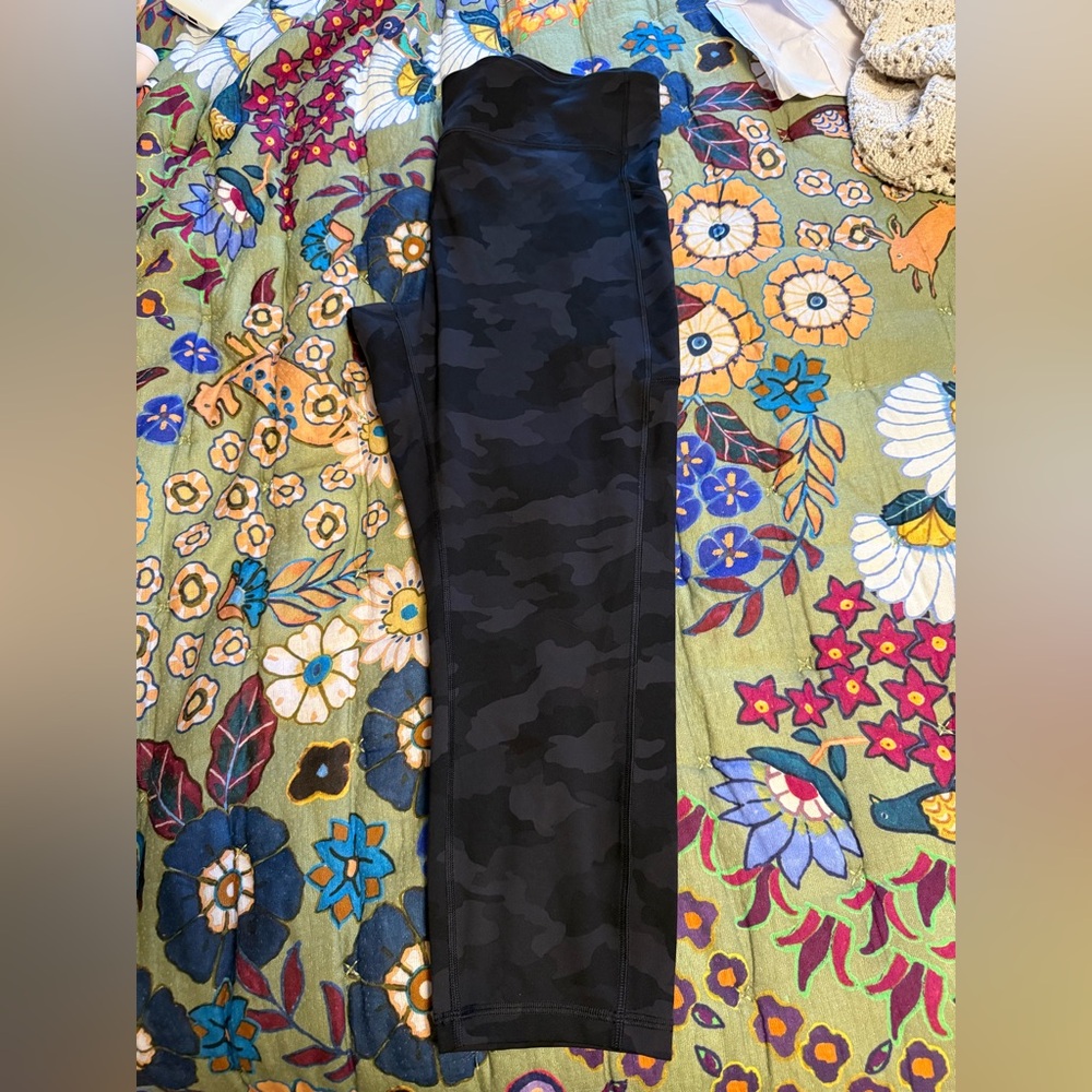 Lululemon Charcoal Camo Legging VGUC 16 / length 23  with pockets !